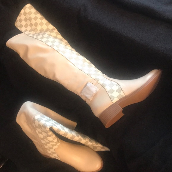 Beautiful boots - Picture 2 of 4